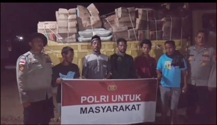 Personel polisi menurunkan bantuan logistik untuk pengungsi korban banjir di Aceh Timur