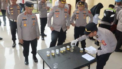 Kapolda Bengkulu Irjen Pol Mardiyono mengawasi tes urine mendadak personel di Mapolda Bengkulu