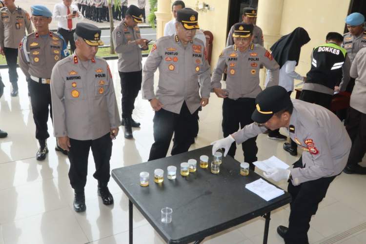 Kapolda Bengkulu Irjen Pol Mardiyono mengawasi tes urine mendadak personel di Mapolda Bengkulu