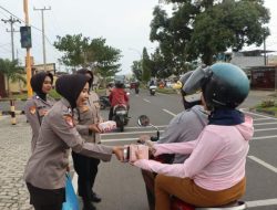 Ramadan Penuh Berkah, Polwan dan Polki Polda Bengkulu Turun Berbagi Takjil