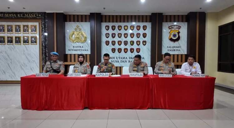 Kapolda Maluku memberikan keterangan pers terkait pemecatan Bripda MS di Mapolda Ambon