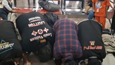 Empat korban TPPO asal Bengkulu sujud syukur setibanya di Bandara Fatmawati Soekarno setelah dipulangkan dari Kamboja