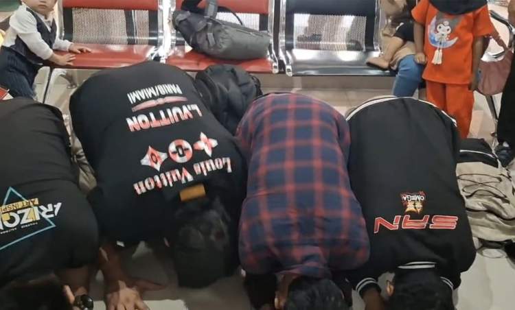 Empat korban TPPO asal Bengkulu sujud syukur setibanya di Bandara Fatmawati Soekarno setelah dipulangkan dari Kamboja