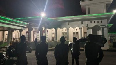 Personel Polres Seluma mengikuti salat Subuh dan kultum di Masjid Agung Baitul Falihin Seluma