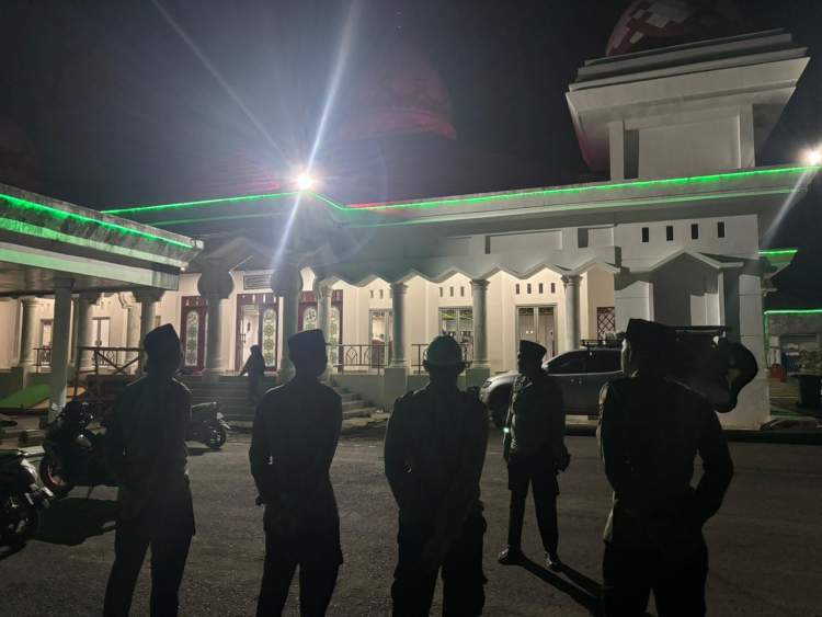Personel Polres Seluma mengikuti salat Subuh dan kultum di Masjid Agung Baitul Falihin Seluma