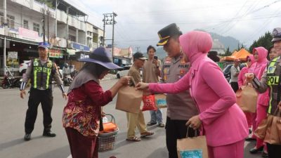Kapolres Kepahiang Yuriko Fernanda bersama Bhayangkari membagikan takjil kepada pengendara di Terminal Pasar Kepahiang