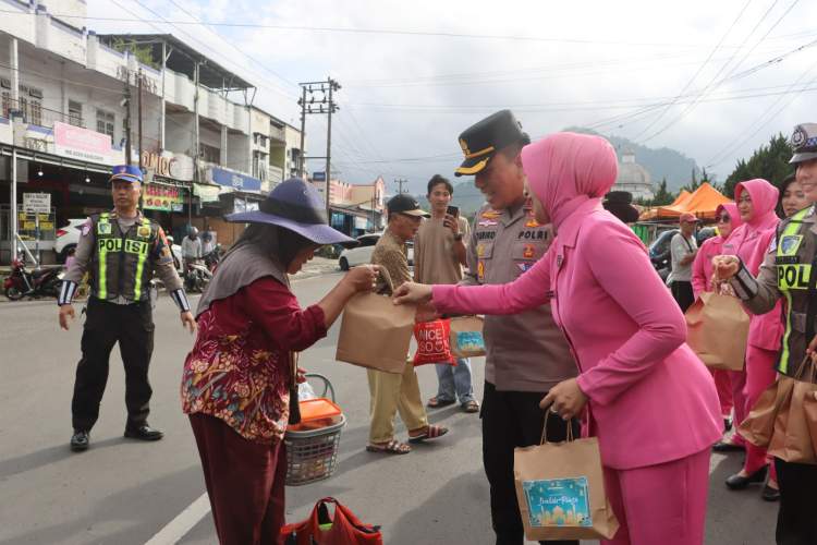 Kapolres Kepahiang Yuriko Fernanda bersama Bhayangkari membagikan takjil kepada pengendara di Terminal Pasar Kepahiang