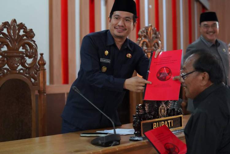 Bupati Bengkulu Utara Arie Septia Adinata dan pimpinan DPRD menandatangani berita acara pengesahan dua Perda dalam rapat paripurna