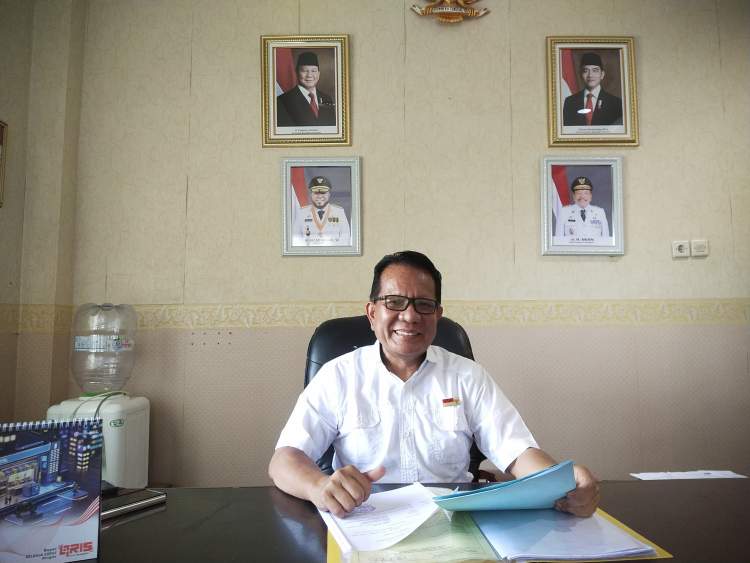 Petugas menarik tarif parkir kendaraan roda dua dan roda empat di kawasan Balai Buntar Kota Bengkulu