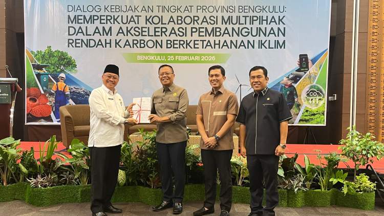 Deputi Bappenas Leonardo Sambodo menyampaikan paparan dalam dialog pembangunan rendah karbon di Bengkulu