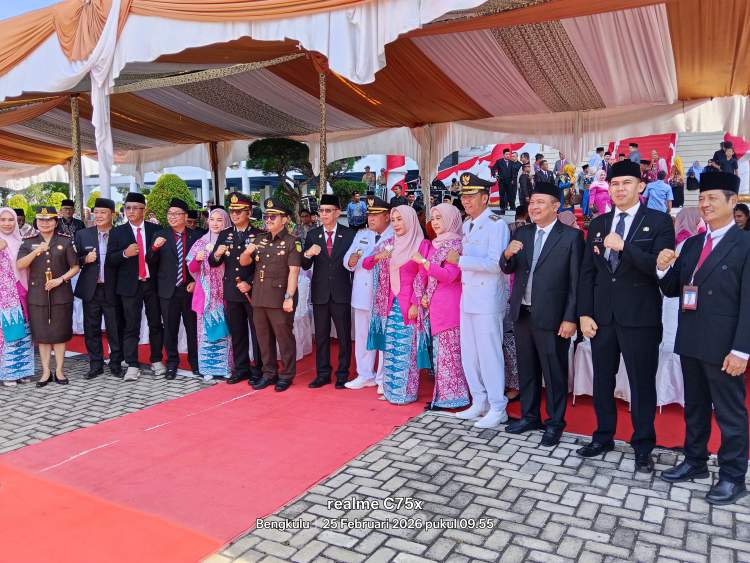 Bupati Mukomuko Chairul Huda memimpin upacara peringatan Hari Jadi ke-23 Kabupaten Mukomuko di halaman kantor bupati