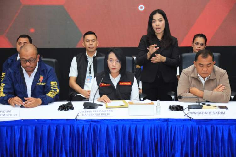 Konferensi pers Bareskrim Polri terkait pengungkapan jaringan nasional perdagangan bayi dengan 12 tersangka dan tujuh bayi diselamatkan