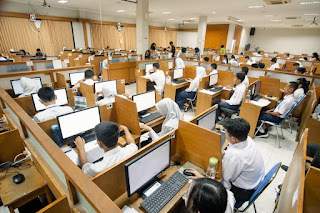 Siswa terbaik SMA Kemala Taruna Bhayangkara 2026 menerima pengumuman lolos Seleksi Terpusat SPMB