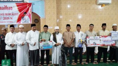 Gubernur Bengkulu Helmi Hasan menyerahkan bantuan pembangunan Masjid Akbar Ketahun saat Safari Subuh di Bengkulu Utara.