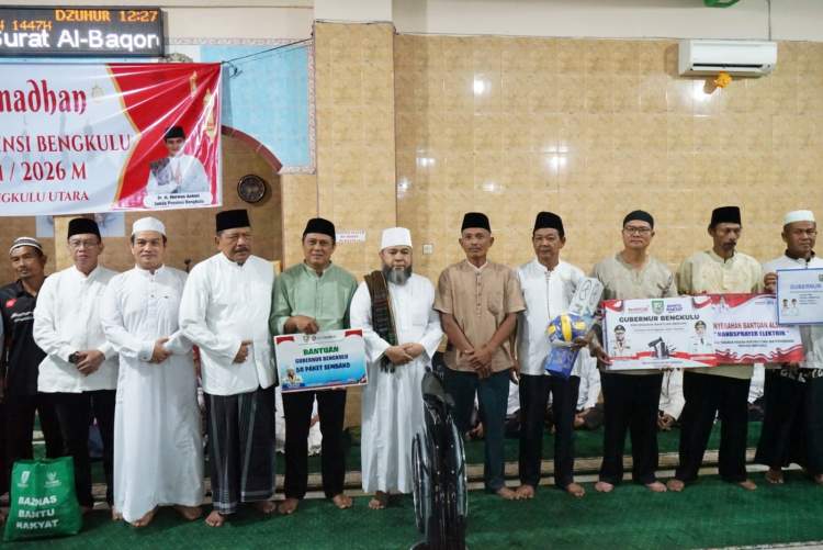 Gubernur Bengkulu Helmi Hasan menyerahkan bantuan pembangunan Masjid Akbar Ketahun saat Safari Subuh di Bengkulu Utara.