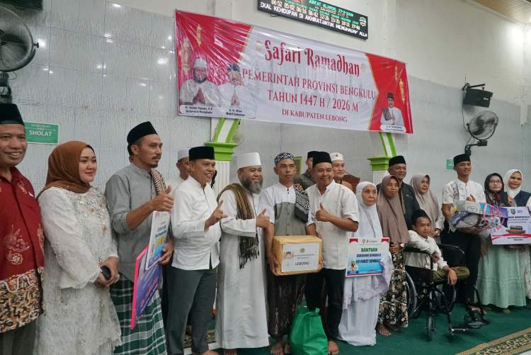 Gubernur Bengkulu Helmi Hasan menghadiri Safari Ramadan dan menyerahkan bantuan kepada masyarakat Kabupaten Lebong
