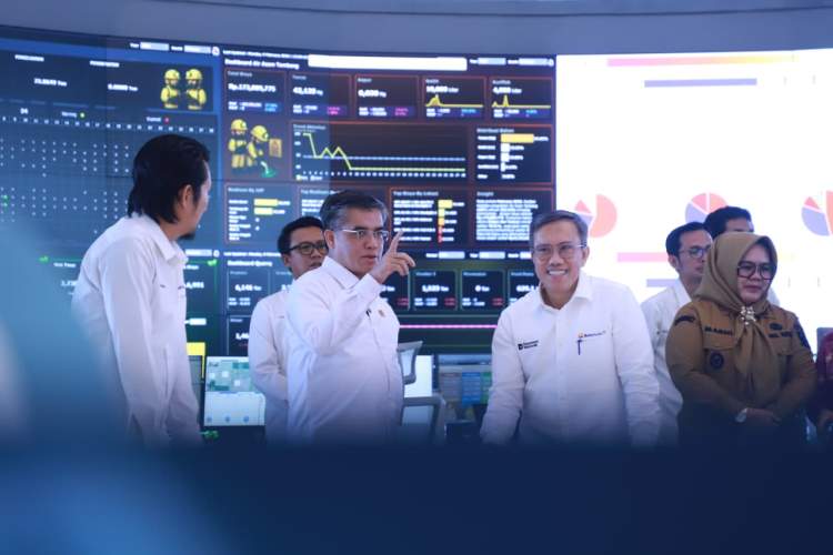 Menaker Yassierli menyampaikan pentingnya budaya K3 saat kunjungan kerja di PT Bukit Asam Muara Enim