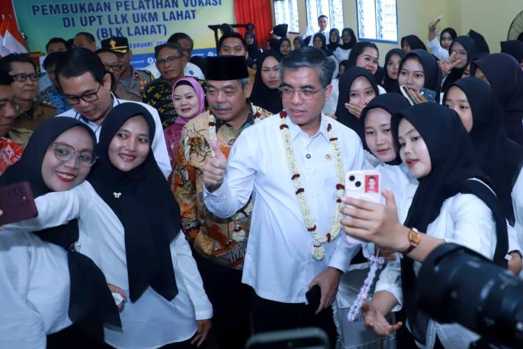 Menaker Yassierli membuka Pelatihan Berbasis Kompetensi di BLK Lahat dan menegaskan lulusan harus diantar sampai kerja.