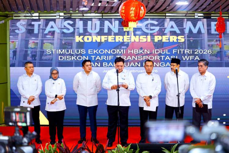 Menko Perekonomian Airlangga Hartarto dan Menaker Yassierli saat konferensi pers kebijakan WFA Idulfitri 2026 di Jakarta