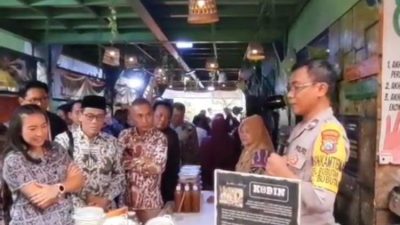 Bhabinkamtibmas Polda Jatim Sugeng Bin Wahab membagikan kopi gratis kepada warga saat sambang desa dalam program Kobin.