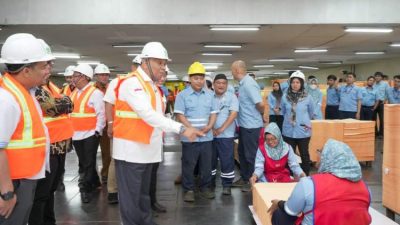 Wamenaker Ketenagakerjaan Afriansyah Noor meninjau PT Indah Kiat Pulp and Paper dan mengingatkan perusahaan untuk menjalankan norma ketenagakerjaan dan K3.