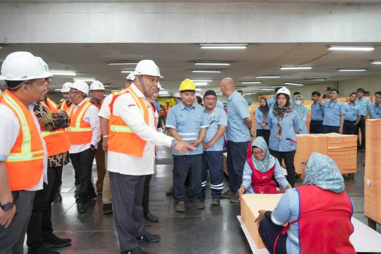 Wamenaker Ketenagakerjaan Afriansyah Noor meninjau PT Indah Kiat Pulp and Paper dan mengingatkan perusahaan untuk menjalankan norma ketenagakerjaan dan K3.