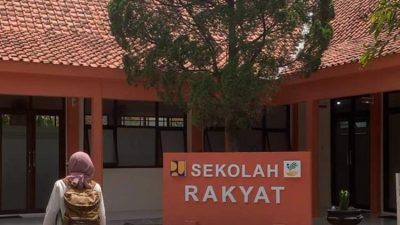 Siswa mengikuti kegiatan belajar di Program Sekolah Rakyat untuk mencegah anak rentan putus sekolah