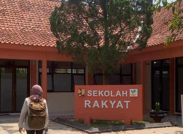 Siswa mengikuti kegiatan belajar di Program Sekolah Rakyat untuk mencegah anak rentan putus sekolah