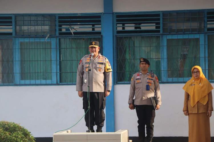 Wakapolda Bengkulu Brigjen Pol. Dicky Sondani menjadi pembina upacara bendera di SMAN 2 Kota Bengkulu
