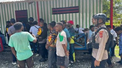 Petugas Satgas Damai Cartenz dan Polres Yahukimo melakukan pengecekan lokasi pasca pembunuhan di SMP YPK Yakpesmi Dekai