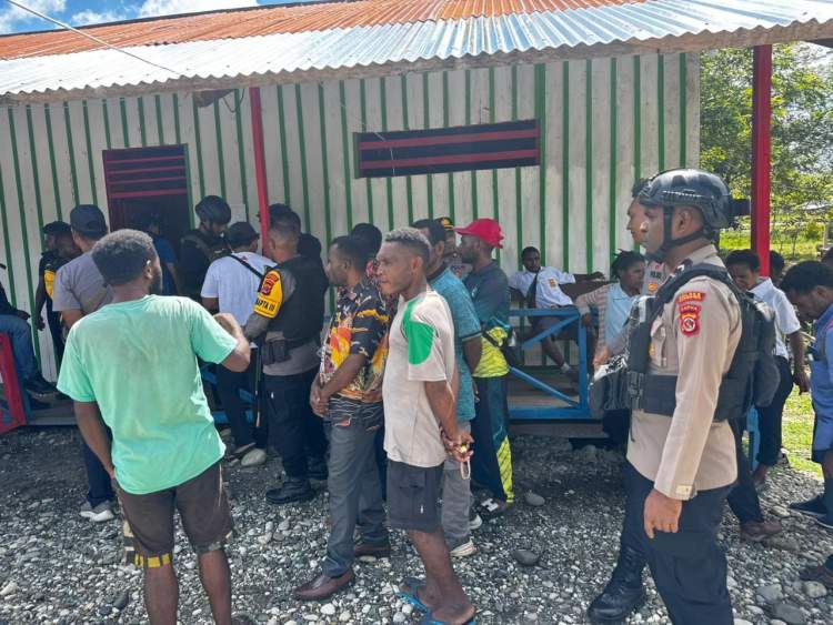 Petugas Satgas Damai Cartenz dan Polres Yahukimo melakukan pengecekan lokasi pasca pembunuhan di SMP YPK Yakpesmi Dekai