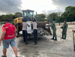 Polda Bali, TNI, dan Warga Bersih-Bersih Pantai Kedonganan dan Kuta