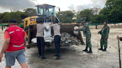 Polda Bali, TNI, dan Warga Bersih-Bersih Pantai Kedonganan dan Kuta