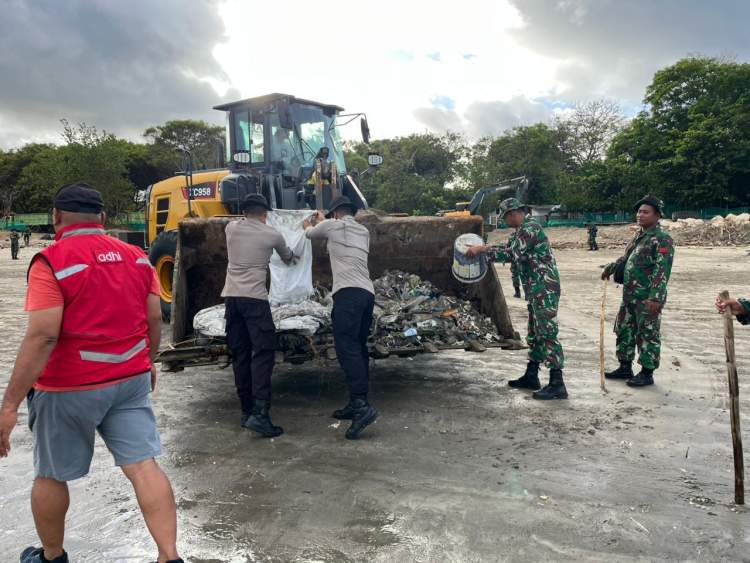 Personel Polda Bali, TNI, dan masyarakat membersihkan sampah plastik dan limbah di Pantai Kedonganan dan Pantai Kuta, Badung, Bali