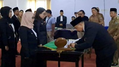Sekda Rejang Lebong Iwan Sumantri melantik kepala sekolah baru di Ruang Pola Kabupaten Rejang Lebong