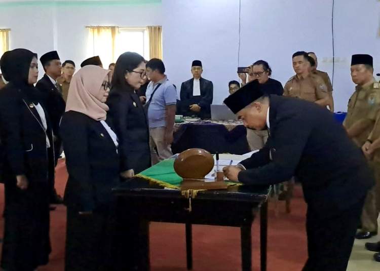 Sekda Rejang Lebong Iwan Sumantri melantik kepala sekolah baru di Ruang Pola Kabupaten Rejang Lebong