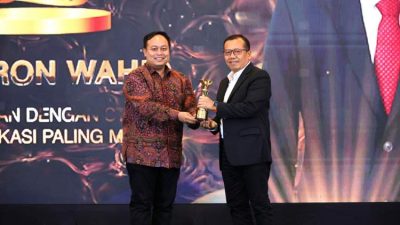 Staf Ahli ATR BPN Dwi Budi Martono menerima penghargaan Strategi Komunikasi Paling Masif dari INDOPOSCO di Jakarta