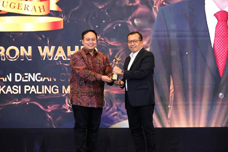 Staf Ahli ATR BPN Dwi Budi Martono menerima penghargaan Strategi Komunikasi Paling Masif dari INDOPOSCO di Jakarta
