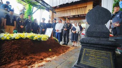 Kapolri Jenderal Listyo Sigit Prabowo menghadiri prosesi pemakaman Eyang Meri di TPBU Giritama Bogor