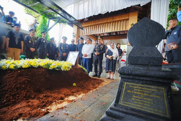 Kapolri Jenderal Listyo Sigit Prabowo menghadiri prosesi pemakaman Eyang Meri di TPBU Giritama Bogor