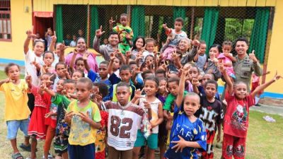 Personel Ops Damai Cartenz 2026 belajar dan bermain bersama anak-anak Taman Baca Koya Tengah di Jayapura