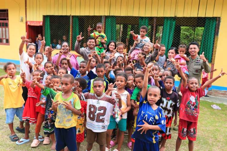 Personel Ops Damai Cartenz 2026 belajar dan bermain bersama anak-anak Taman Baca Koya Tengah di Jayapura