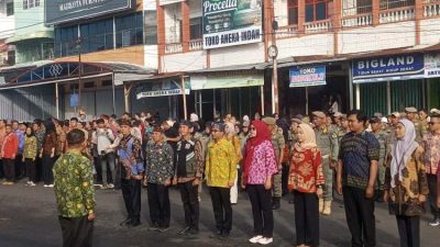 Wali Kota Bengkulu Dr. Dedi Wahyudi memimpin apel gabungan di Jalan KZ Abidin 1, Kelurahan Kebun Dahri