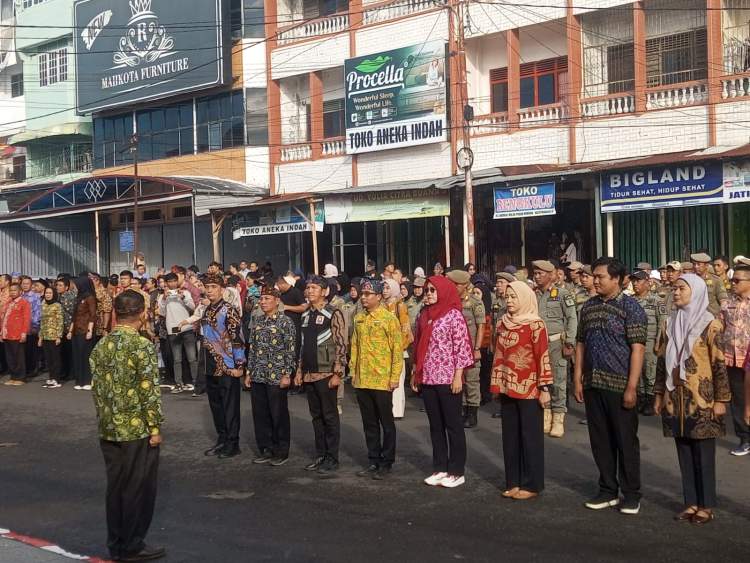 Wali Kota Bengkulu Dr. Dedi Wahyudi memimpin apel gabungan di Jalan KZ Abidin 1, Kelurahan Kebun Dahri
