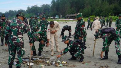 Korem 041/Gamas Bersihkan Pantai Panjang