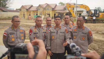 Kapolda Aceh menyerahkan penghargaan kepada Danyon Taruna Akpol dan Taruna Akpol di Polres Aceh Tamiang.