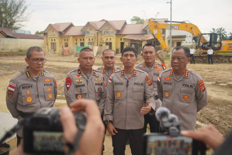 Kapolda Aceh menyerahkan penghargaan kepada Danyon Taruna Akpol dan Taruna Akpol di Polres Aceh Tamiang.