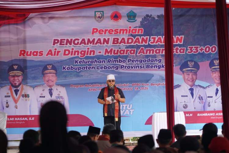 Kondisi ruas jalan Air Dingin Muara Aman Kabupaten Lebong setelah pengamanan badan jalan dan pemasangan pelapis tebing