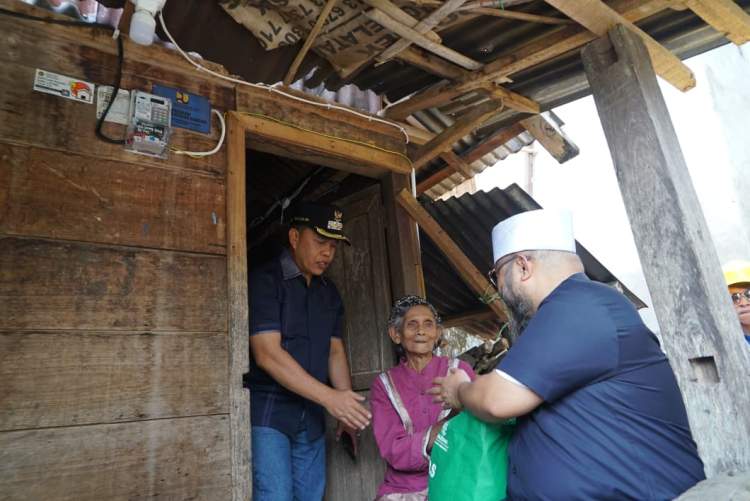 Gubernur Bengkulu Helmi Hasan menyerahkan bantuan pemasangan listrik gratis kepada warga Kelurahan Tes Kabupaten Lebong