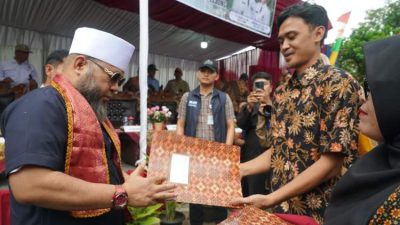 Gubernur Bengkulu Helmi Hasan berdialog dengan penambang emas tradisional di Kabupaten Lebong terkait izin tambang rakyat
